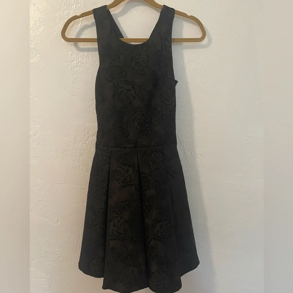Love Theia Sleeveless Bow-Back Jacquard Mini Black Cocktail Dress Size 4 - Picture 5 of 16